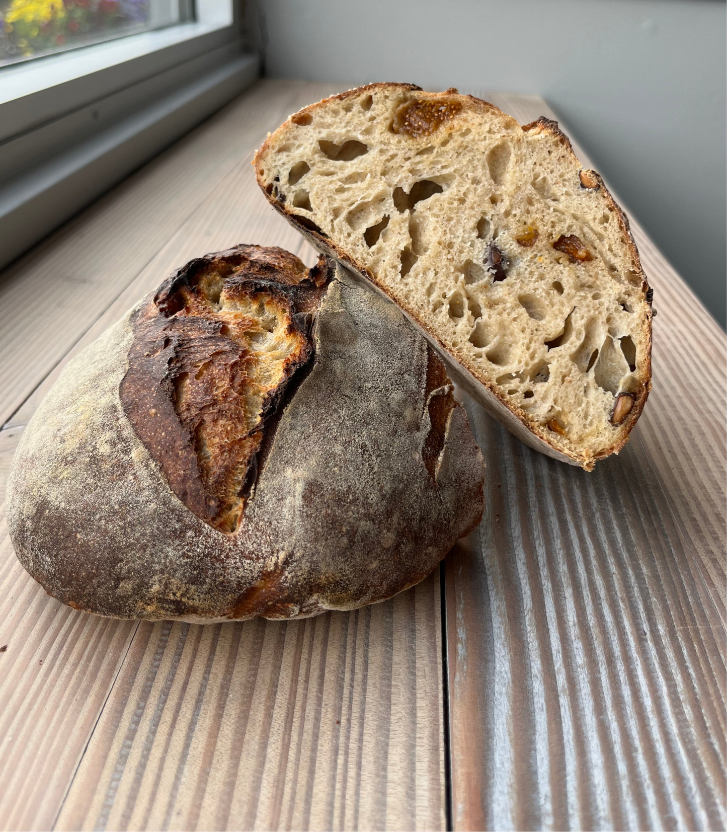 Månadens bröd - Enkornsbröd med frukt och rostade hasselnötter