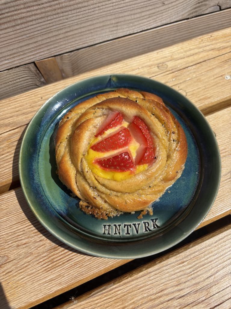 Vaniljbulle med vaniljkräm och jordgubbar.